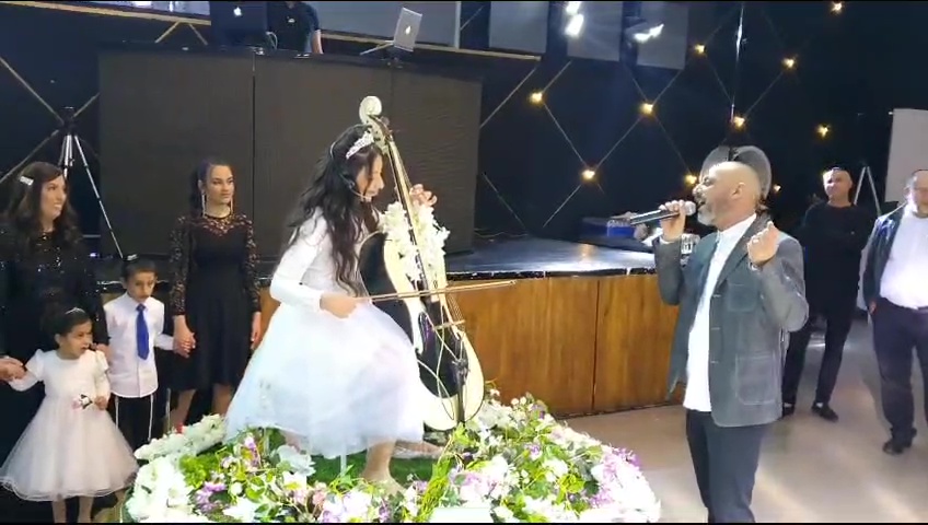 כניסת עגלת פרחים וצ׳לו 1
