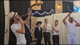 כניסה עם תקיעת שופרות וחופה